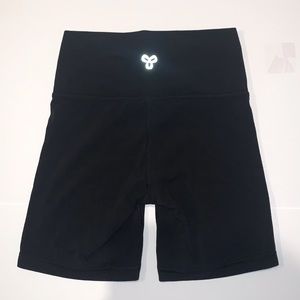 ARITZIA TNA ATMOSPHERE SHORTS SIZE SMALL
